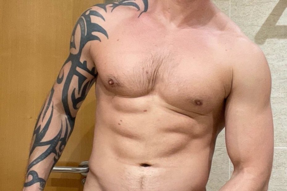 Perfect nude beefy boy