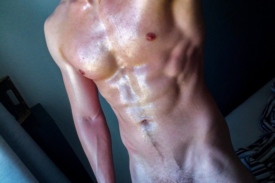 Stud taking a nude selfie