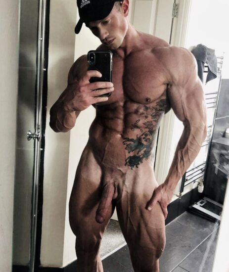 Veiny nude muscle boy