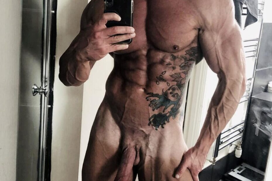 Veiny nude muscle boy